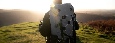 Person der kigger ud over en solnedgang