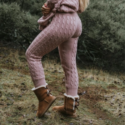 Kvinde ifoert isolerende nattebukser i naturen