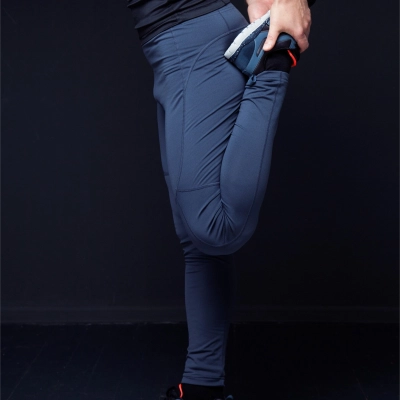 Person i letvaegts performance bukser straekker ud