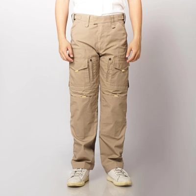 Person i hybrid ridge bukser staar foran lys baggrund