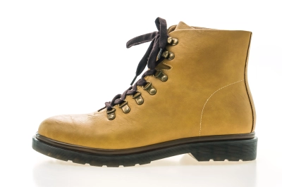 Vandtaette gule fiske stovler paa hvid baggrund