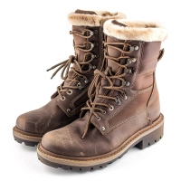 Robuste vinterstoevler omringet af hvid baggrund