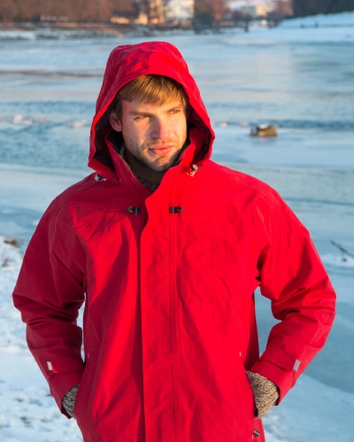 Mand i roed flux zenith jakke i snelandskab