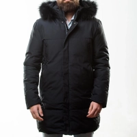 Mand med skaeg i morkeblaa stjernekigger parka med pelsforet haette