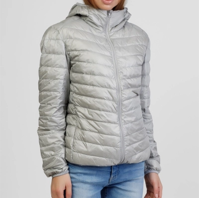 Kvinde i graa topbestiger letvaegtsjakke med haette