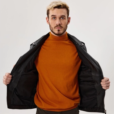 Mand med blondt haar og skaeg i sort eventyrer 3-i-1 jakke og orange rullekrave