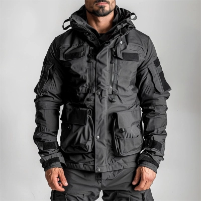 Mand i sort tundra taktisk jakke med haette og lommer