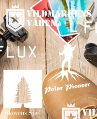 En samling af logoer i hvidt på en baggrund med et traegulv med forskellige genstande.