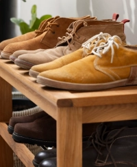 Forskellige laedersko på en skohylde.