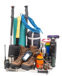 Forskelligt vandreudstyr samlet på en hvid baggrund.