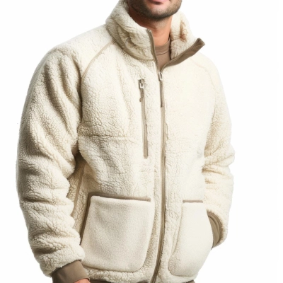 Mand i off-white overlevelses fleece troeje med lynlaas og lommer