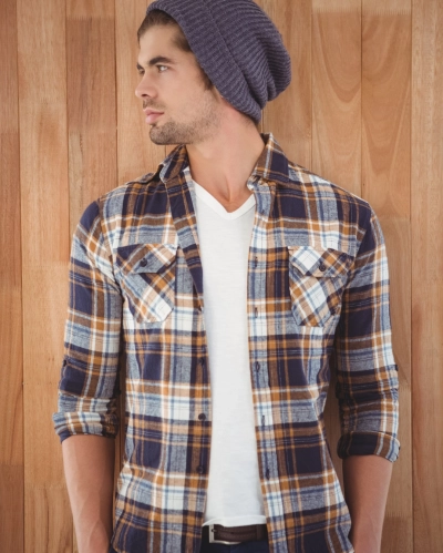 Mand i hvid t-shirt og topbestiger letvaegts skjorte