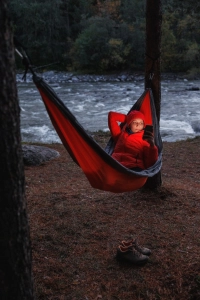 Haengekoeje ved soe med sin sovepose