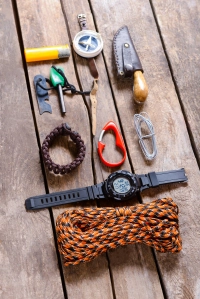 Forskellige typer vaerktoej lagt i orden på en traeterrasse. Vaerktoejet er egnet til laengere ture.