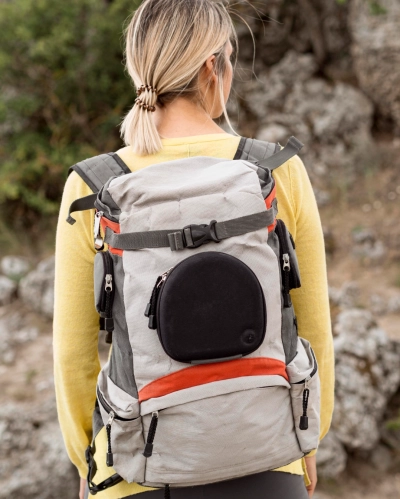 Pige med ryggen til saa man kan se en letvaegtsvandrerygsaek