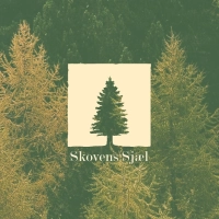 Skovens sjael logo foran en raekke naaletraer